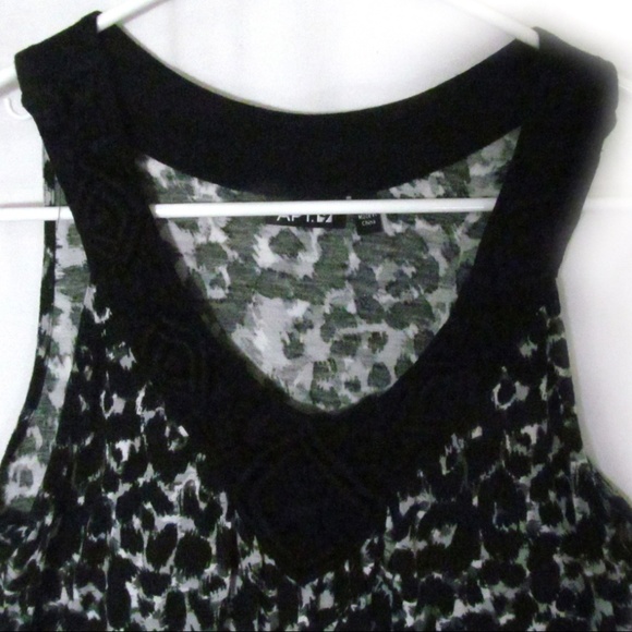 Apt.9 Shirt Top Blouse Sz S Black White Sleeveless - Picture 2 of 5